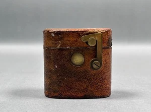 = Inserciones de cuero lacado marrón para tintero viajero del siglo XIX con cerradura - Imagen 1 de 4