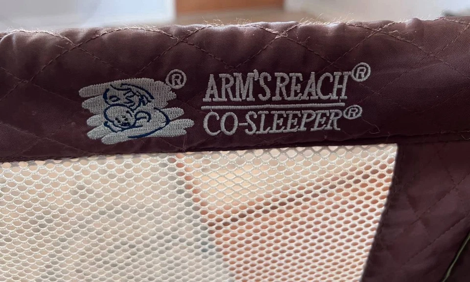 Cuna de cabecera ajustable en altura Arm's Reach Cambria para dormir Foto 1 de 2