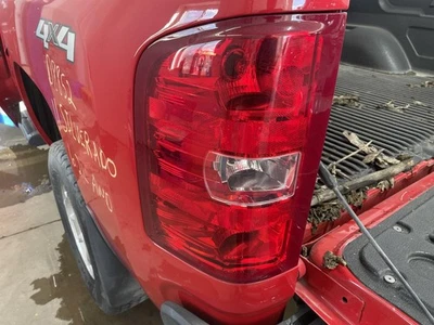 Conjunto de luz trasera izquierda usado se adapta a: camioneta Chevrolet Silverado 1500 2011 Foto 1 de 4