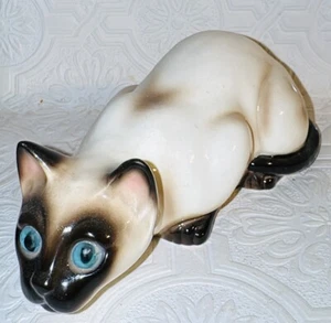 Figura de colección Napcoware gato siamés ojos azules acostado #258 8,5”x4”x3” - Imagen 1 de 6