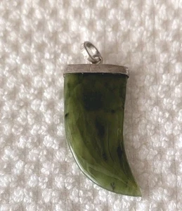 Colgante de cuarzo verde amuleto colmillo colmillo garra tallada en jadeíta vintage - Imagen 1 de 7