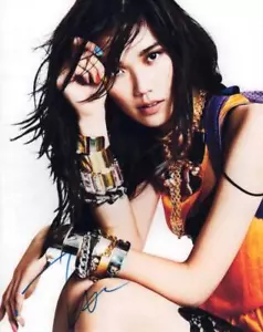 Tao Okamoto signiertes Autogramm 8x10 Foto - Sexy japanisches Modell Mariko Yashida - Bild 1 von 2