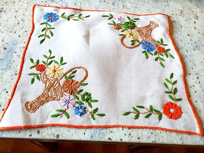 Napperon brodé de paniers de fleurs 36cm x 32cm - Photo 1/2