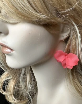 "Pendientes de pétalos de flor roja de 2,5"" Lucite" Foto 1 de 3