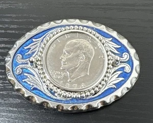 1974 Eisenhower Münze One Dollar Gürtelschnalle Größe 3,5” x 2,5” silberfarben mit blau - Bild 1 von 12
