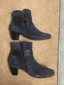 Brandneu in Originalverpackung Hotter schöne marineblaue Wildleder Stiefeletten mit Schleife Detail Größe 3 std - Bild 1 von 5