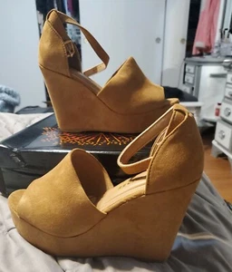 Razzmatazz faux Suede Wedges NIB Brown/tan 7.5 - Picture 1 of 9
