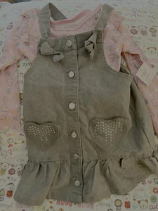 Abito Completo Nanette Lenore 24 Mo 2 Pezzi N Top Nuovo Con Etichetta Rosa/Grigio Cuori - Foto 1 di 13