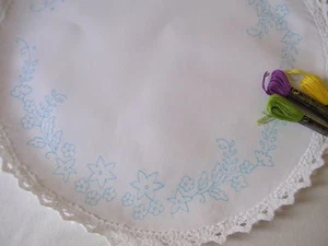 Lupin Daisy Embroidery Table Centre Flower design circle CSOO22 - Picture 1 of 1