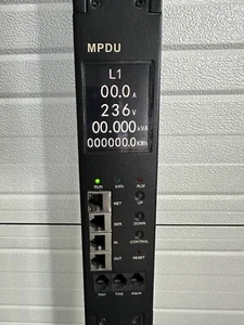 PDU montée en rack 3 phases 32A (3x32A) - 21x C13, 3x C19, télécommande, nombre de kWh - Photo 1/9