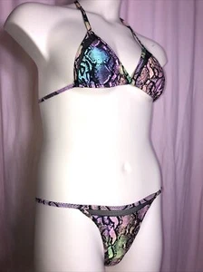 Neu mit Etikett Kendall & Kylie Größe M Batik Schlange Regenbogen 2-teiliger Badeanzug Bikini H23 - Bild 1 von 14