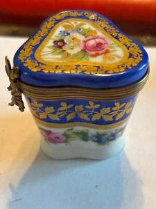 Limoges weiße Pillendose - Blumenmuster - Goldrand / G.Labesse Porcelaine - Bild 1 von 8