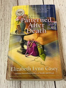 Patterned After Death ( Southern Sewing Circle ) by Elizabeth Lynn Casey PB - Imagen 1 de 3