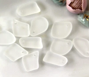 Mezcla de cuentas colgantes "MINI" formadas libres planas, cristal blanco con acabado mate, 6 piezas - Imagen 1 de 1