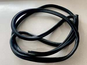 96-02 MERCEDES-BENZ E320 E430 W210 ~ RIGHT FRONT DOOR FRAME SEAL ~ A2107200278 - Picture 1 of 3