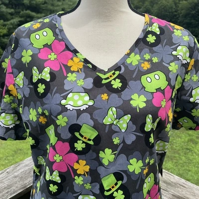 Blusa Médica Exfoliante Disney Día de San Patricio Mickey Mouse Trébol Algodón Mediana Nueva con Etiquetas Foto 1 de 4