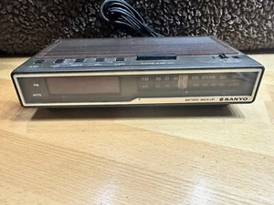 Sanyo FM / AM Digital Clock Radio Battery Back Up Alarm Snooze Model # RM 5005A - Picture 1 of 5