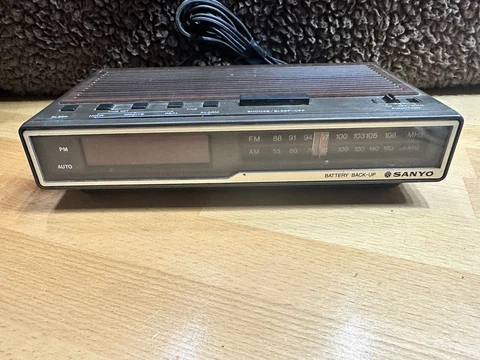 Sanyo FM / AM Digital Clock Radio Battery Back Up Alarm Snooze Model # RM 5005A Cover