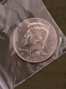 2001 P Kennedy Half Dollar Coin - circulated - Picture 1 of 2