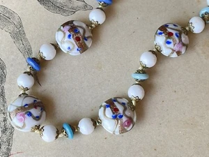 Joli Collier vintage avec perles de verre blanches à décor émaillé - Imagen 1 de 4