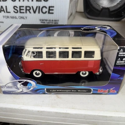 MAISTO VW VOLKSWAGEN VAN SAMBA BUS 1:25 DIECAST MODEL CAR - RED CREAM - Image 1 of 4