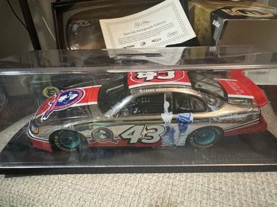 2008 Acción #43 Richard Petty/Yogi Berra Yankees 2003 auto número 100 con firma  Foto 1 de 4