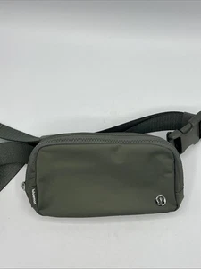 Lululemon Everywhere Gürteltasche - Armeegrün Crossbody Bauchtasche Einheitsgröße - Neu - Bild 1 von 11