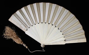Ventilador de mano antiguo de seda y hueso de la época victoriana de 16,5" con borla - Imagen 1 de 23