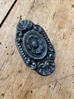 Ancienne poignée de crémone de fenetre en  fonte, chateau - Photo 1/3