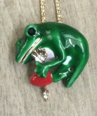 Betsey Johnson Rana Verde y Corazón Rojo Colgante y Broche en Collar Largo Dorado Nuevo Foto 1 de 3