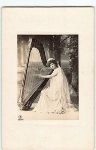 Wunderschöner Harfenspieler ~ Instrument der alten Welt ~ Musikerin ~ RPPC Foto Postkarte - P3 - Bild 1 von 4