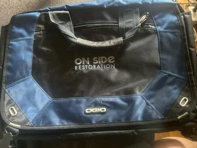 Ogio 邮差包衬垫袖黑色/蓝色 分类 03507 — 第 1/4 张图片