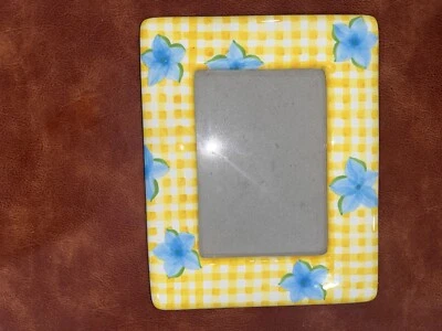Marco de fotos vintage esmaltado de escritorio Russ Berrie 5 X 7 flores azules a cuadros amarillos Foto 1 de 4