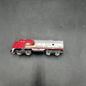 Locomotiva diesel vintage Bachmann scala N Santa Fe #215 rosso argento - Foto 1 di 5