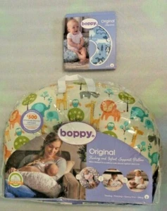 Almohada de alimentación/apoyo Boppy 0-12 meses selva pacífica con cubierta deslizante adicional, NUEVA - Imagen 1 de 7