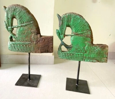 老式木制莫卧儿马雕像手工雕刻绿色绘画雕像带支架 2 件 — 第 1/4 张图片