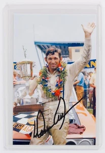 Donnie Allison signiertes Foto - Firecracker 400 NASCAR Cup 1970 Victory Lane Auto - Bild 1 von 2