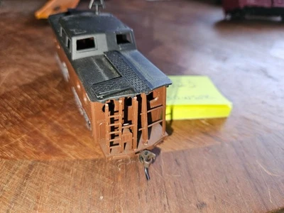 CONRAIL CABOOSE, HO SCALE, RARE BROWN COLOR, BOWSER, SEE PHOTOS - Image 1 of 4