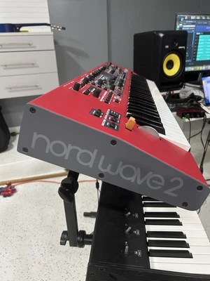 Sintetizador Nord Wave 2 usado en estado pero en buen estado. Foto 1 de 4