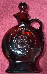 Decantador de vidrio rojo rubí vintage de 11 pulgadas Jim Beam whisky con tapón - Imagen 1 de 3