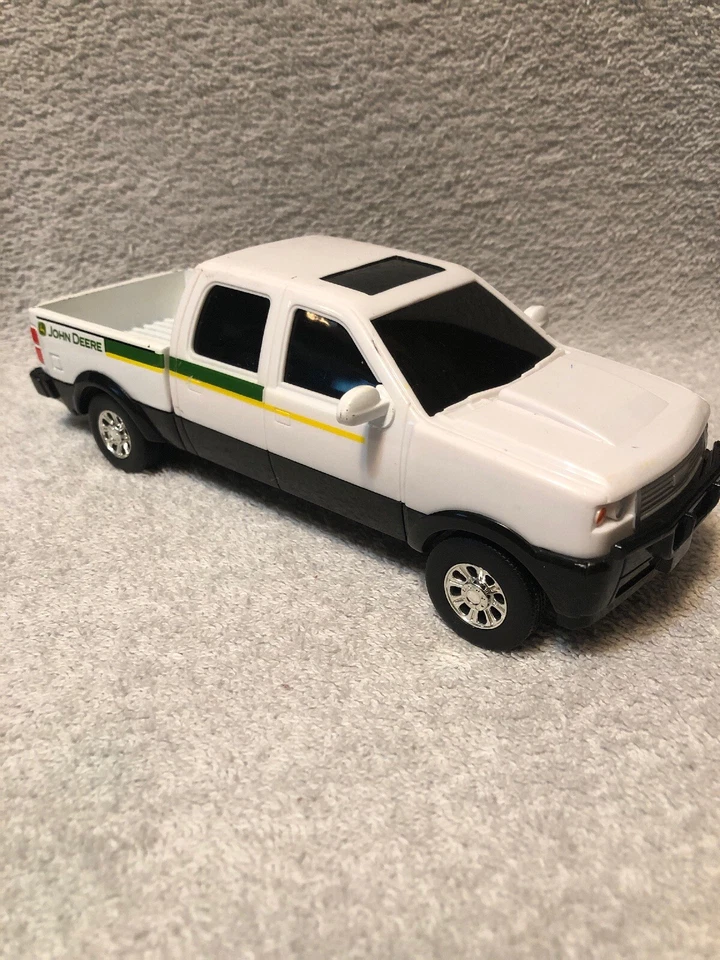 Ertl 1:24 John Deere Truck Pick up White and Green has hole hitch  - Image 1 of 4