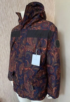 CHAQUETA NAPAPIJRI x PATTA ÉPOCA TALLA L-XL IMPERMEABLE Y CORTAVIENTOS VENTA AL POR MENOR £430 NUEVA CON ETIQUETAS Foto 1 de 4