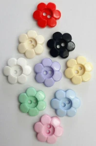 Daisy buttons Acrylic 15mm 2 hole novelty button - 10 colours - Cardigan / Baby - Picture 1 of 22