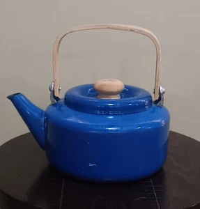Tetera vintage esmaltada azul ideal para acampar o estufa con mango de madera  - Imagen 1 de 6