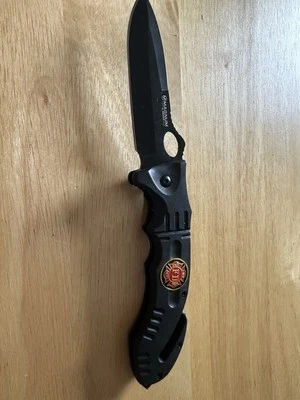 Faca dobrável logotipo Corpo de Bombeiros Boker Magnum Midnight Rescue - Imagem 1 de 3