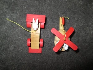 De Colección Par de 2 GOULA España Conejitos de Madera Adornos de Pascua Coche Helicóptero - Imagen 1 de 5