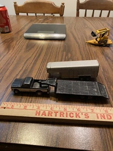 Ertl Farm Chevy 5th Wheel With 2 5th Wheel Trailers 1 Tilts  - Picture 1 of 5