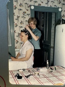 Lady Getting Her Hair Done 1961 Kodachrome Slide 35 mm - Imagen 1 de 1