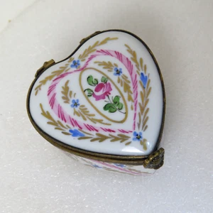 Handpainted Limoges Decor Main Heart Shaped Hinged Trinket / Pill Box - Picture 1 of 9