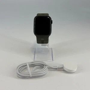 Apple Watch (Seria 7) 45mm grafitowe aluminium (LTE) z zielonym silikonem - bardzo dobry - Zdjęcie 1 z 5